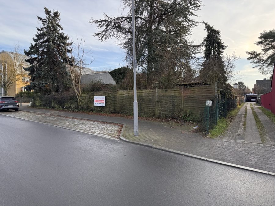 Stichstraße neben Grundstück