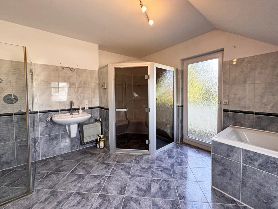 Badezimmer mit Dampfsauna