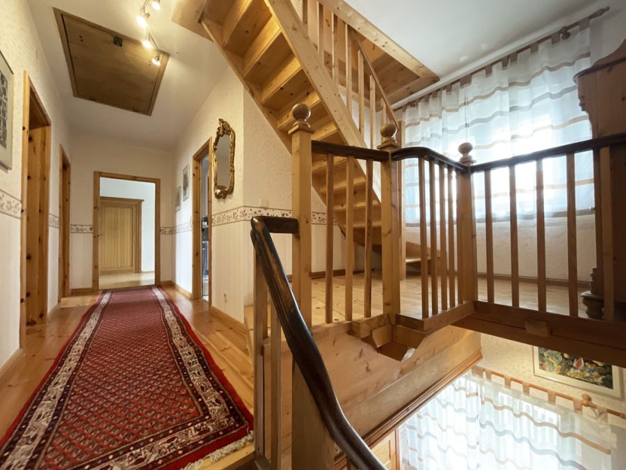 Treppe + Flur OG
